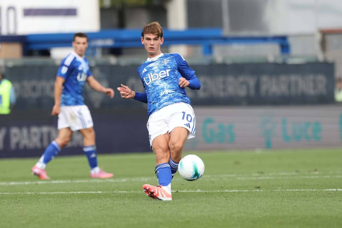 Il centrocampista del Como Nico Paz in azione durante una partita di Serie A 2025/2026 allo stadio Giuseppe Sinigaglia.