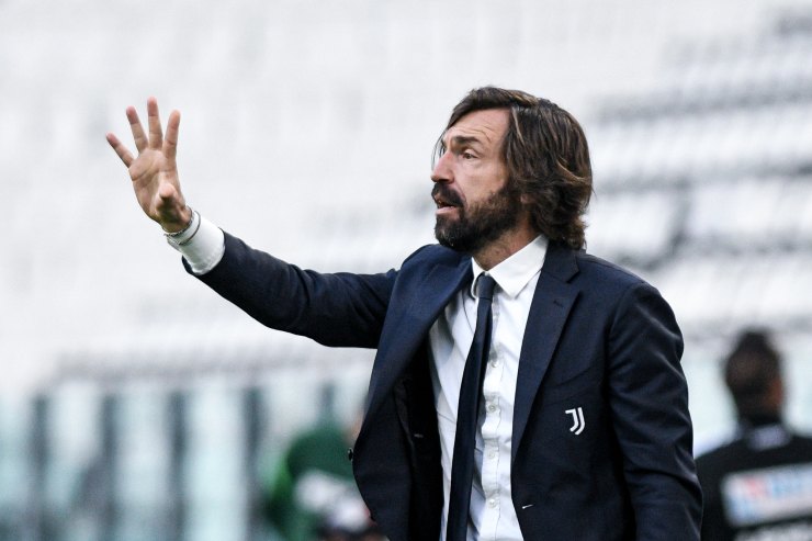 Pirlo dà indicazioni da bordo campo