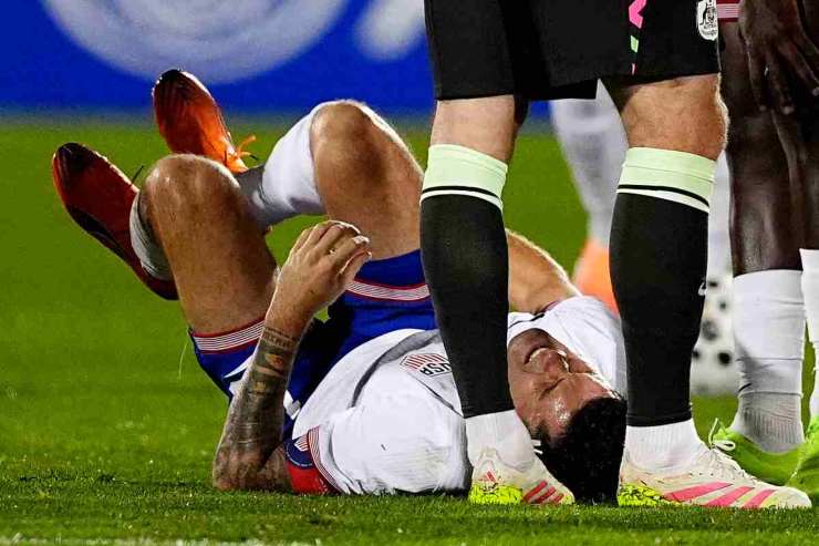 Christian Pulisic a terra dopo un contrasto durante la partita della Nazionale degli Stati Uniti nell’ottobre 2025, visibilmente dolorante per un nuovo problema fisico.