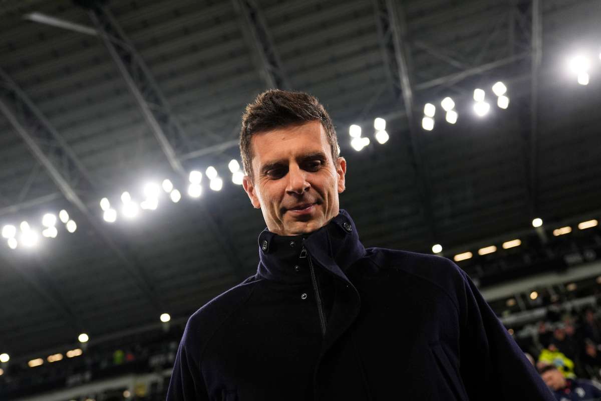 Thiago Motta con un ghigno a bordo campo
