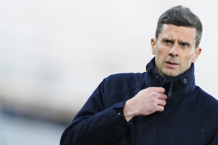 Thiago Motta si aggiusta il cappotto
