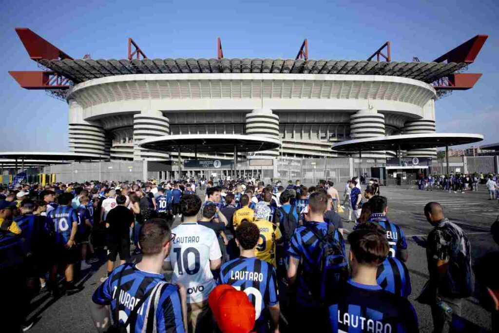 Tifosi diretti allo Stadio San Siro per assistere ad una partita dell'Inter