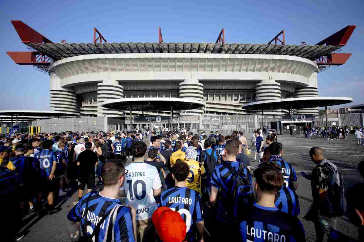 Tifosi diretti allo Stadio San Siro per assistere ad una partita dell'Inter