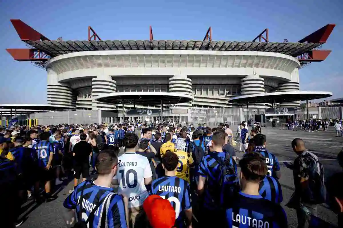 Tifosi diretti allo Stadio San Siro per assistere ad una partita dell'Inter