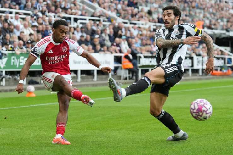 Sandro Tonali, centrocampista del Newcastle, contrasta Timber durante una partita di Premier League 2025/26.