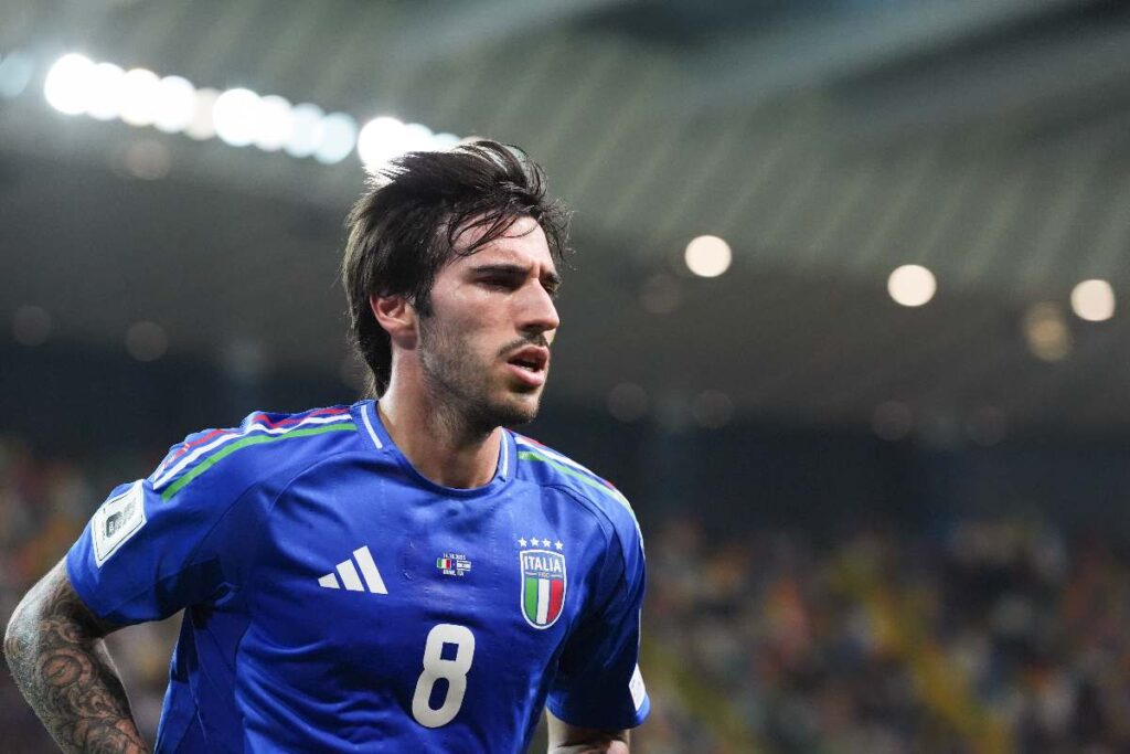 Il centrocampista Sandro Tonali in campo con la maglia dell'Italia