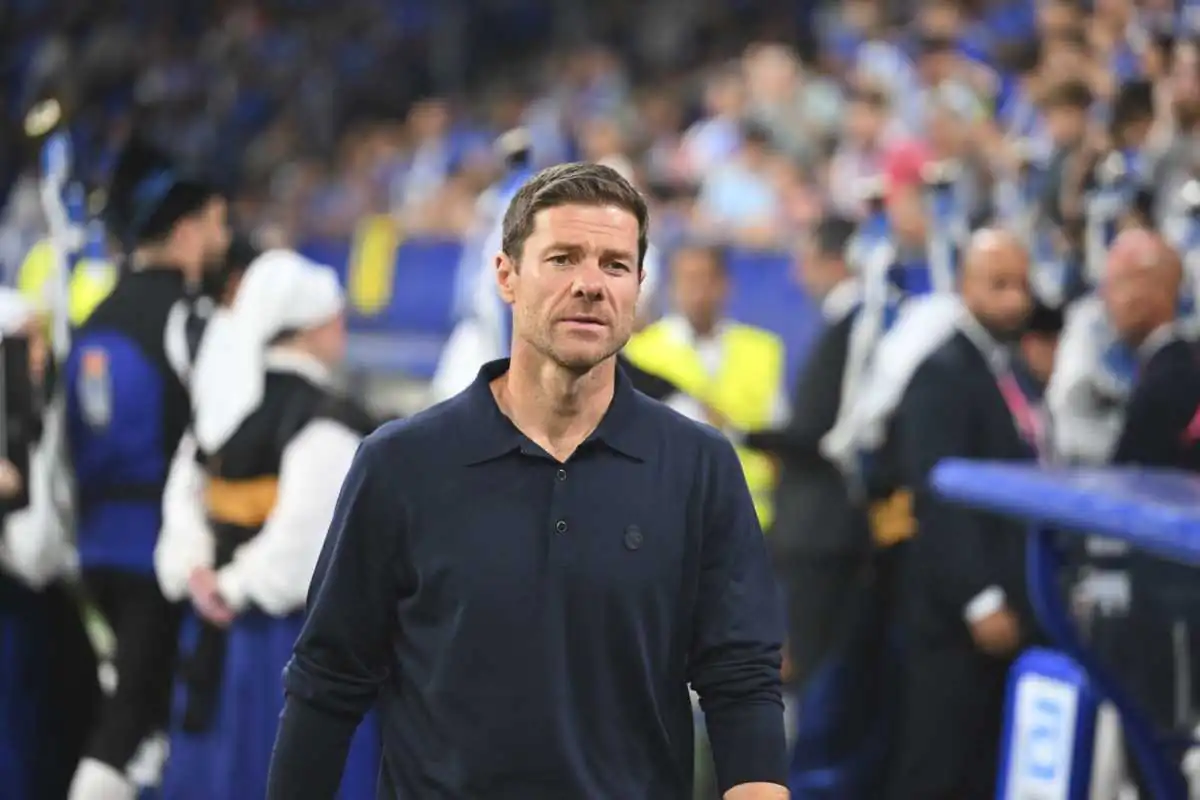 Xabi Alonso pensieroso a bordo campo