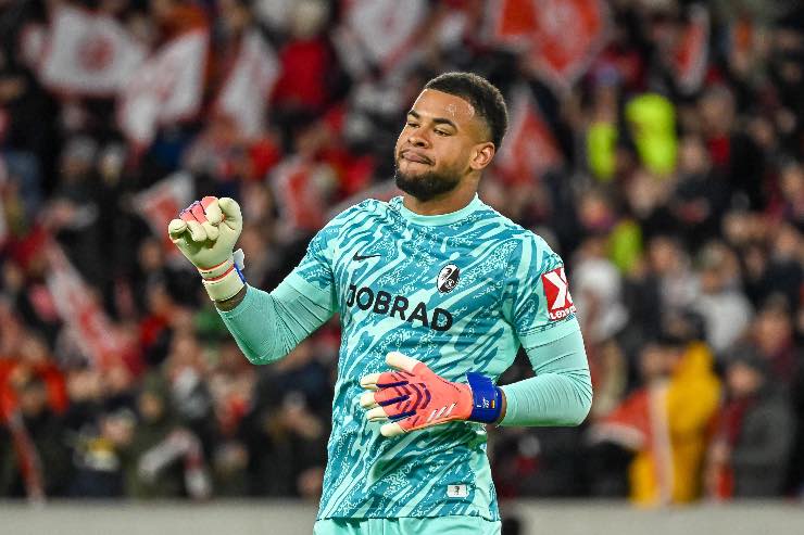 Milan, Noah Atubolu esulta in campo 