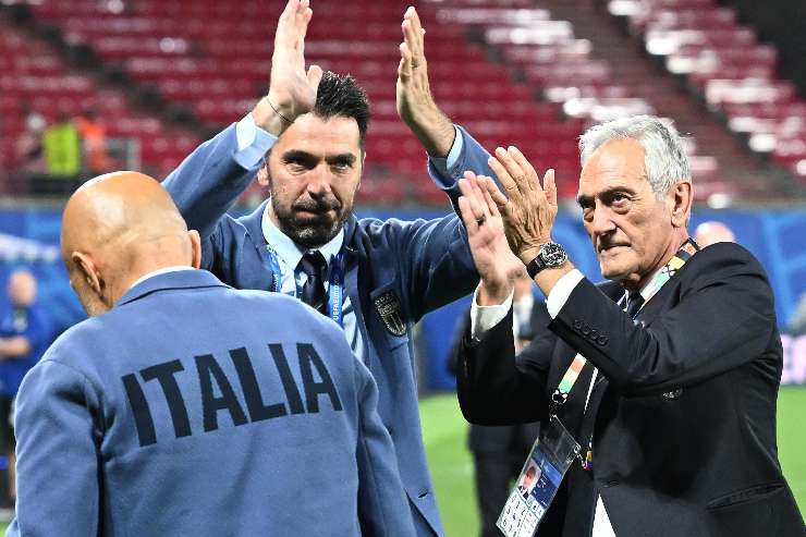 Buffon e Gravina applaudono