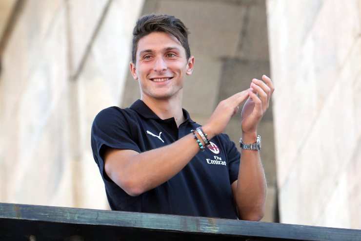l nuovo difensore dell'Ac Milan Mattia Caldara saluta i tifosi in piazza del Duomo
