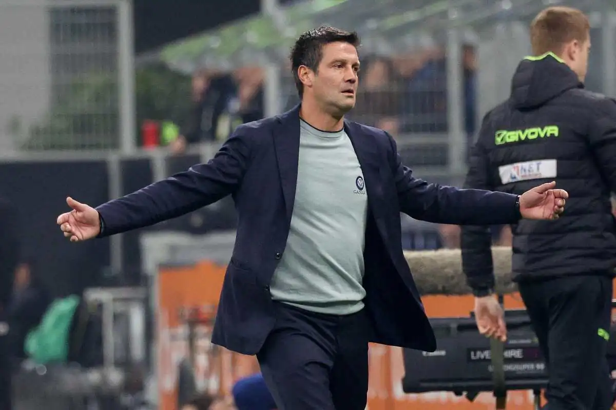 Chivu desolato a bordo campo