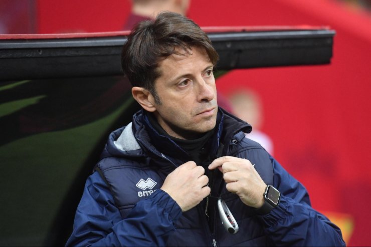 Figura in primo piano a bordo campo durante una partita internazionale nel 2025, utilizzata per illustrare un approfondimento sul commissario tecnico De Leo e sul percorso della nazionale di Malta.