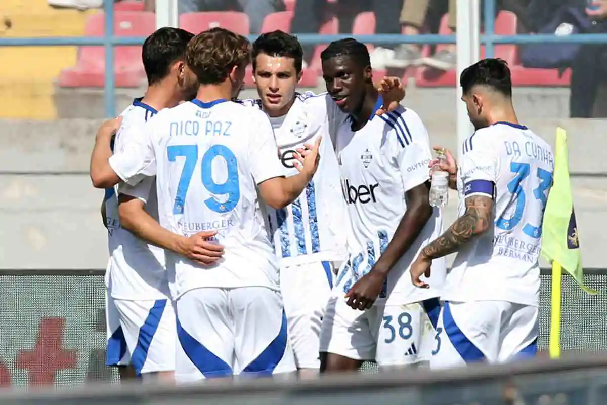 I giocatori del Como festeggiano insieme un gol in Serie A