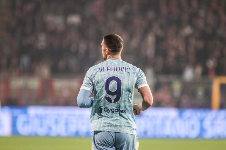 Dusan Vlahovic corre in maglia Juve