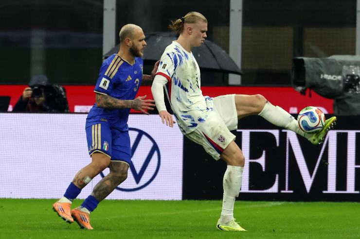 Erling Haaland, attaccante del Manchester City, e Federico Dimarco, difensore dell'Inter, nel corso di Italia-Norvegia