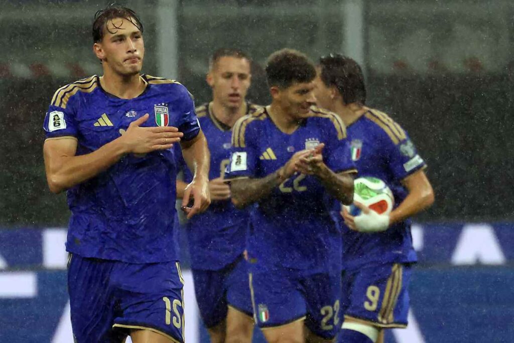 I giocatori della Nazionale italiana esultano dopo un gol allo stadio San Siro