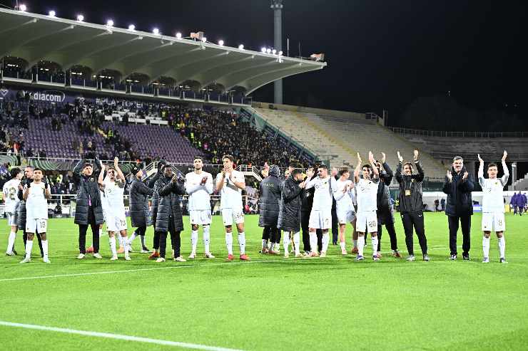 Fiorentina Sotto La Curva dopo la Partita Contro L'AEK Atene