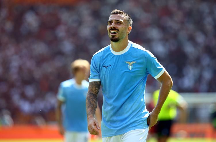 Mario Gila in azione nel derby tra Lazio e Roma di Serie A