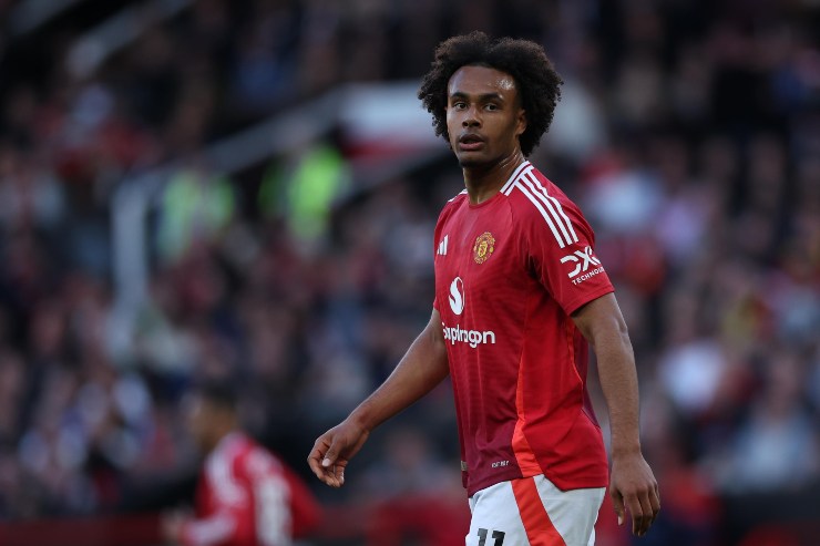 Joshua Zirkzee, attaccante del Manchester United, nel corso del derby contro il Manchester City