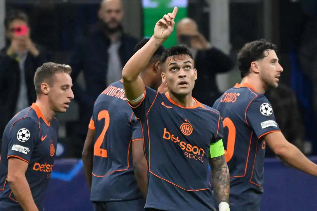 Il capitano dell’Inter esulta dopo un gol in una partita di UEFA Champions League 2025, mentre i compagni lo raggiungono per festeggiare.