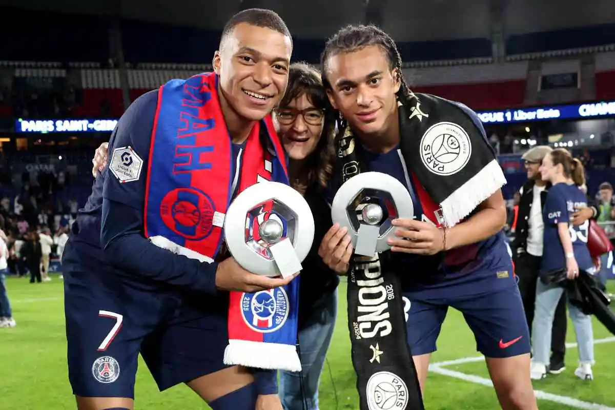 Ethan Mbappé festeggia la vittoria della Ligue 1 con il PSG assieme a suo fratello Kylian e la loro madre