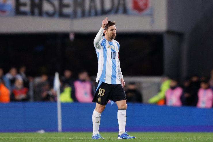 Messi mentre passeggia