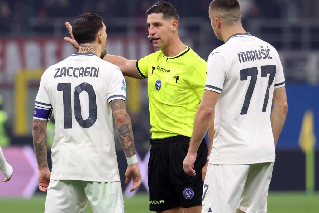 Calciatori della Lazio e arbitro in campo per la sfida di Serie A