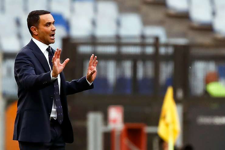 Raffaele Palladino dà indicazioni alla sua squadra