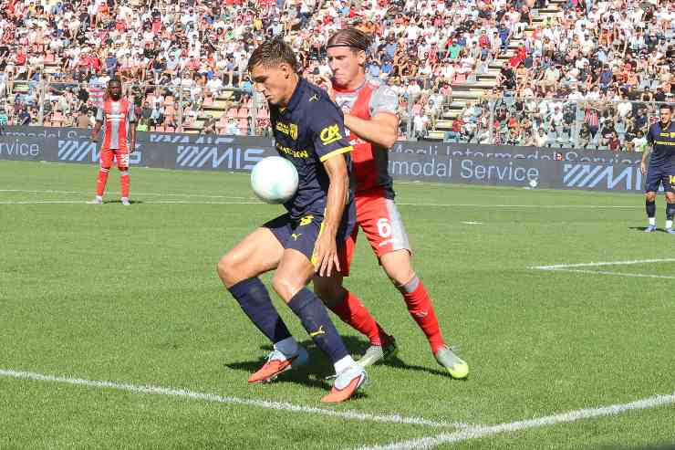 Pellegrino mentre difende la palla con il Parma