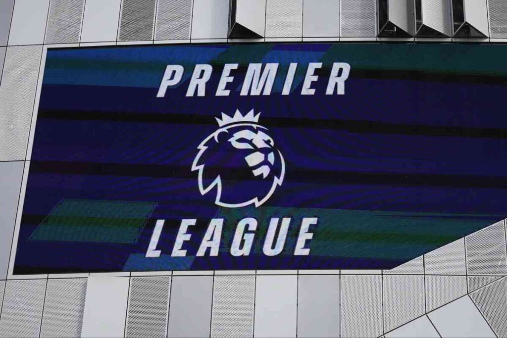 Logo ufficiale della Premier League esposto sulla facciata dello stadio durante la stagione 2024-2025