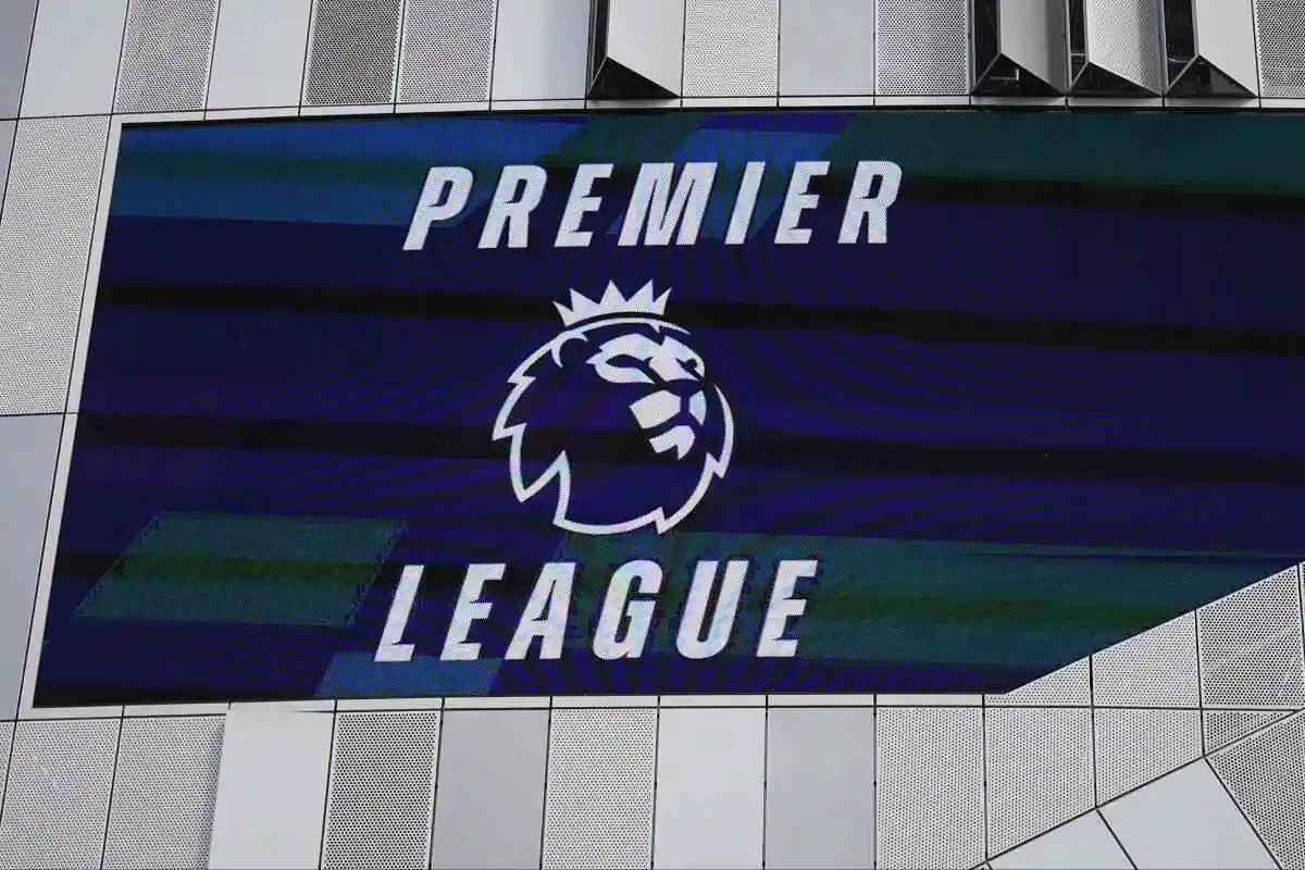 Logo ufficiale della Premier League esposto sulla facciata dello stadio durante la stagione 2024-2025