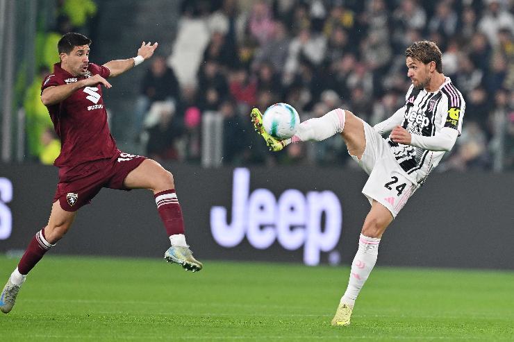 Rugani in contrasto con Simeone