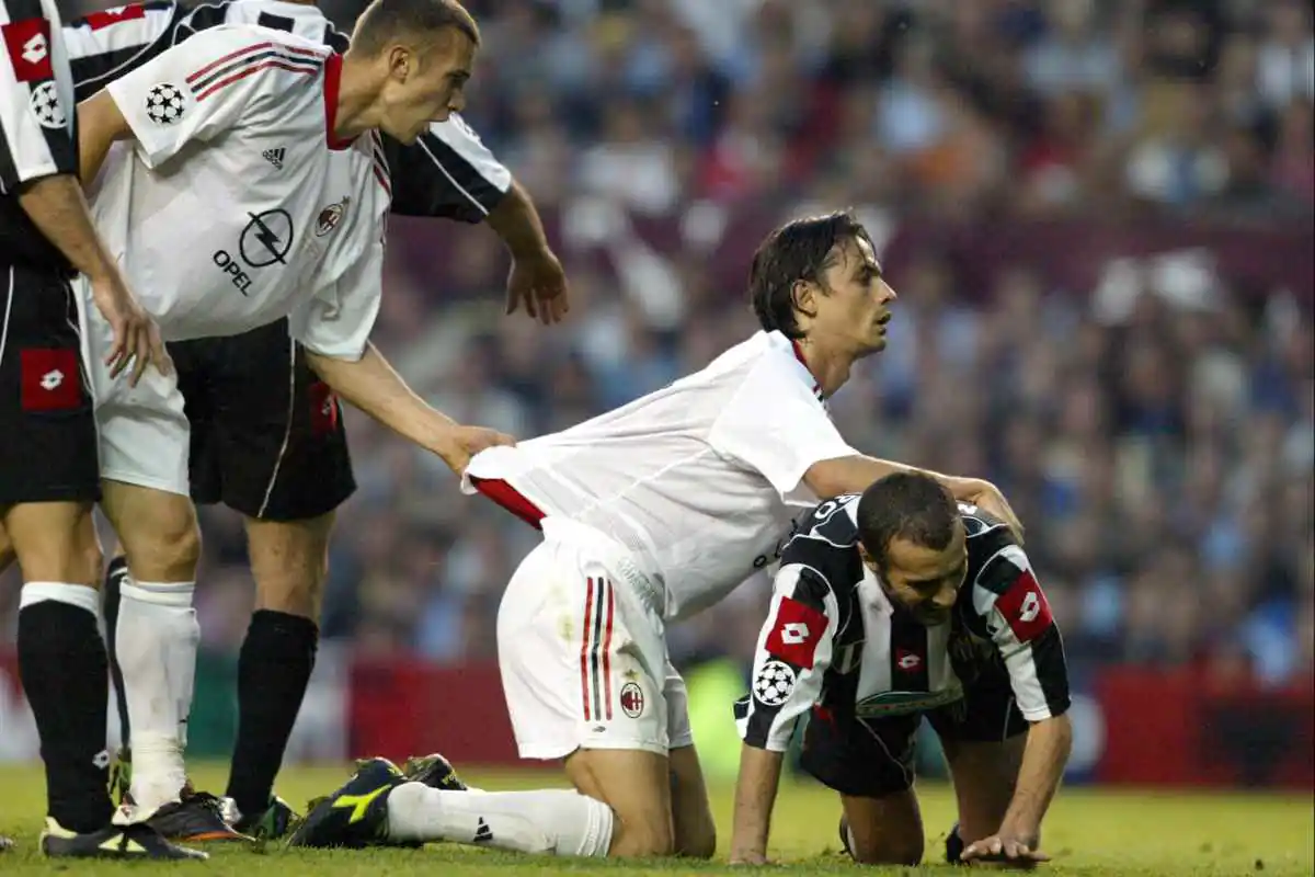 Filippo Inzaghi del Milan tirato dall'ucraino Andriy Shevchenko, che lo guarda durante la finale di Champions League