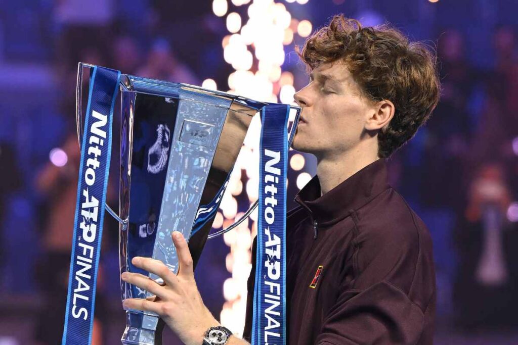 Jannik Sinner col trofeo delle ATP Finals