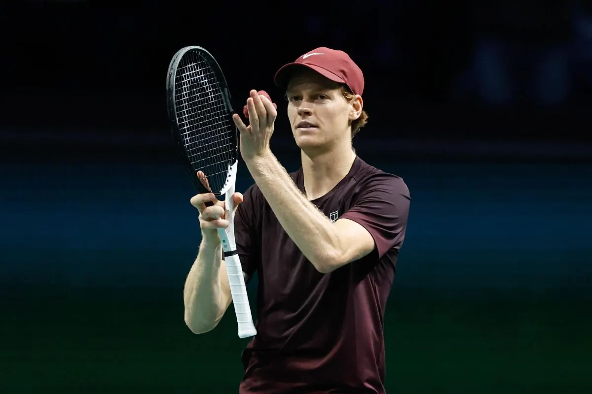 Sinner applaude dopo la vittoria al Master 1000 di Parigi