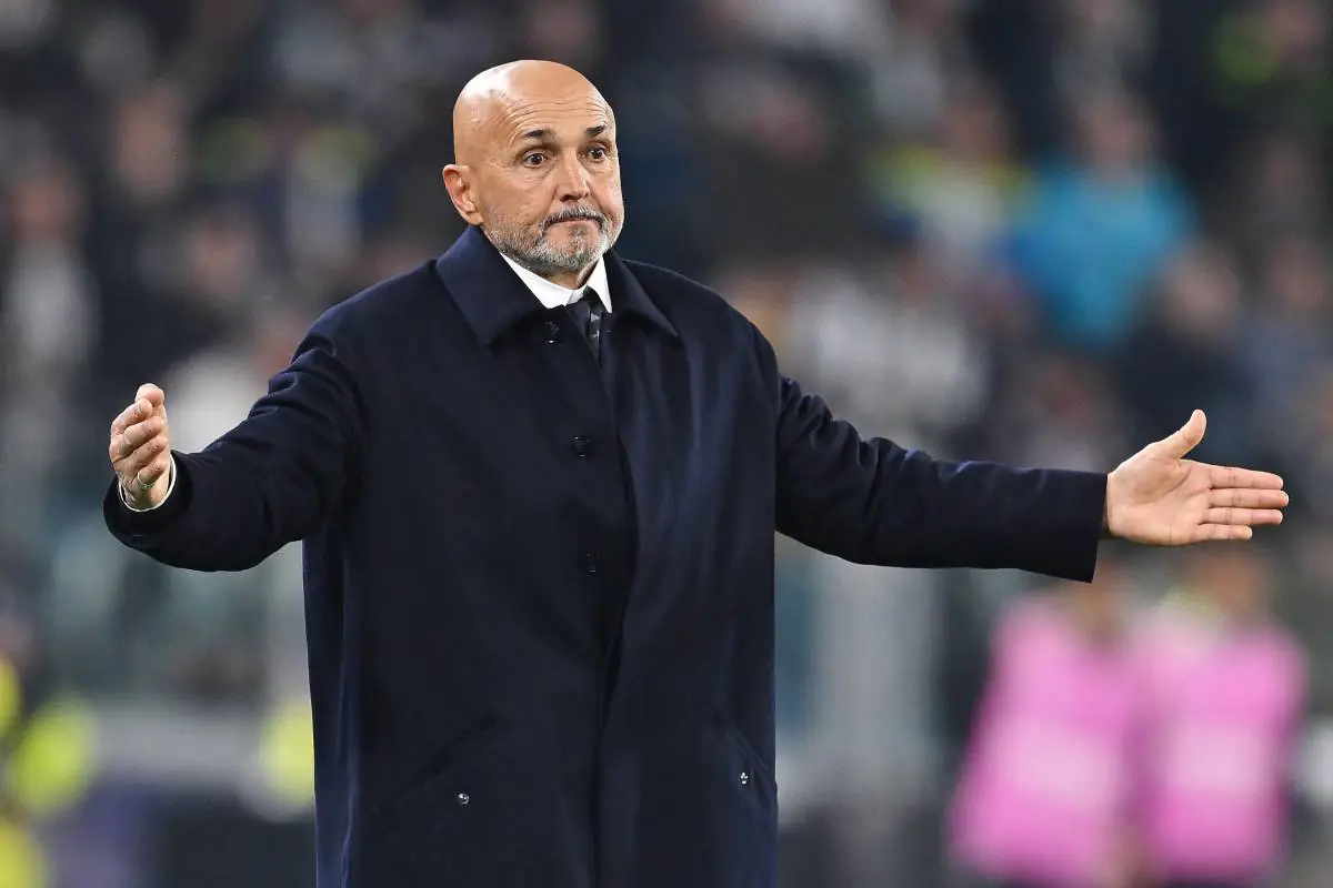 Spalletti allarga le braccia in panchina