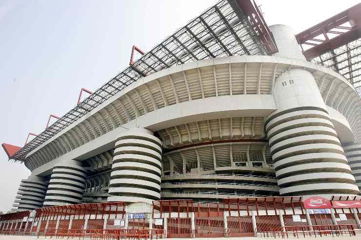 Veduta esterna dello stadio San Siro di Milano nel 2025, con le iconiche torri cilindriche e la struttura in acciaio del tetto.
