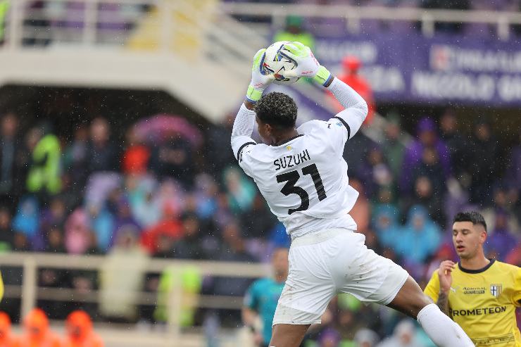 Suzuki mentre afferra con decisione il pallone