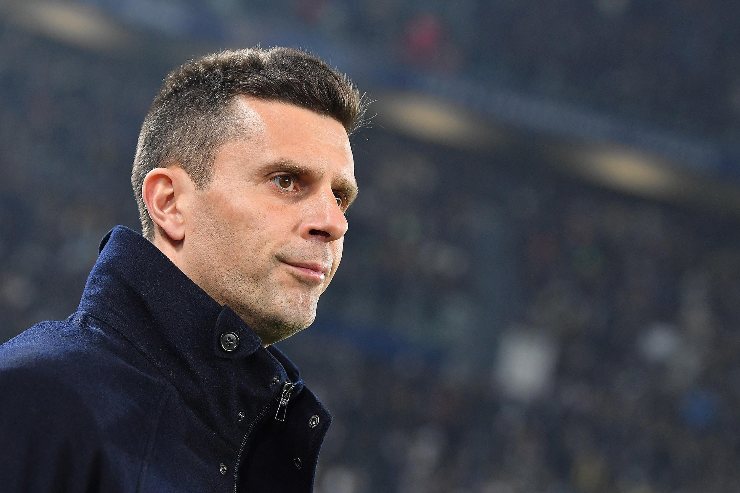 Thiago Motta osserva la partita allo Stadium durante la stagione 2025, ritratto in primo piano con il pubblico sullo sfondo.