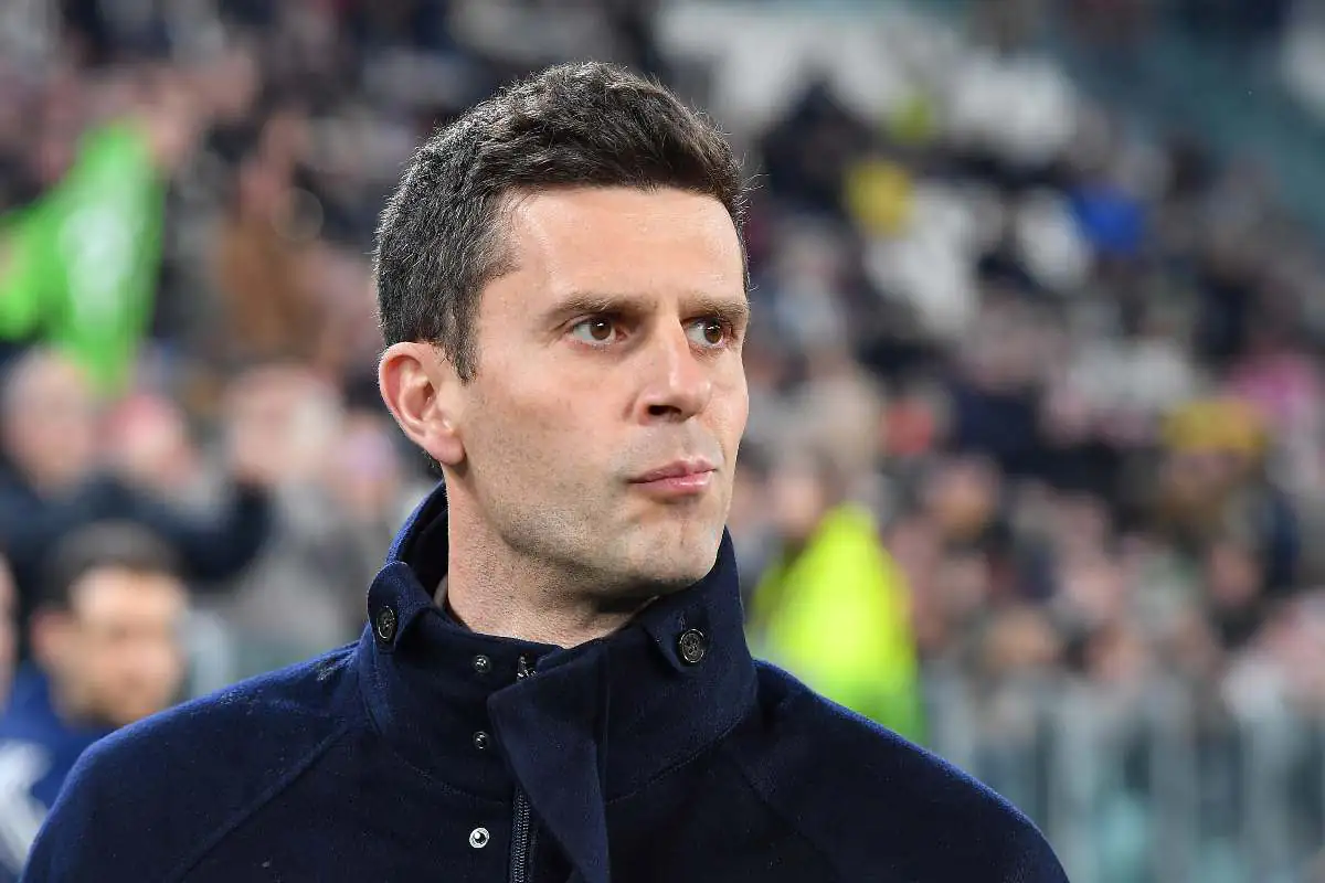 Thiago Motta osserva il campo durante una partita allo Stadium nella stagione 2025, con il pubblico sullo sfondo.