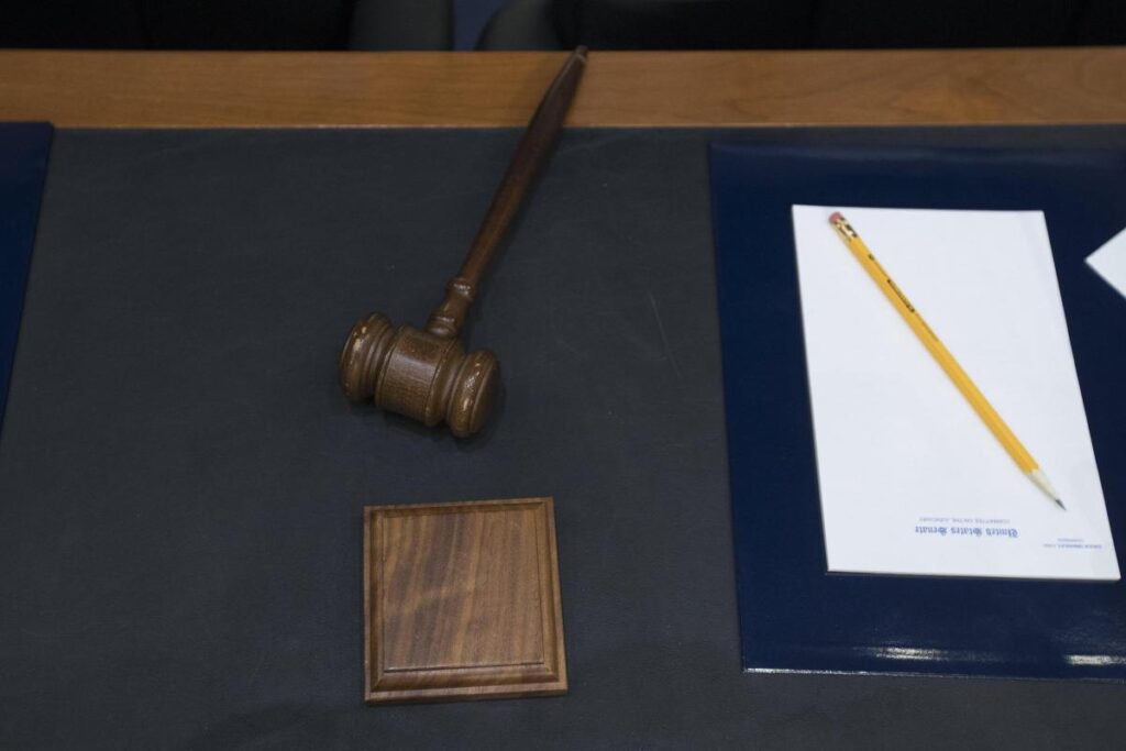 Martelletto, foglio e matita