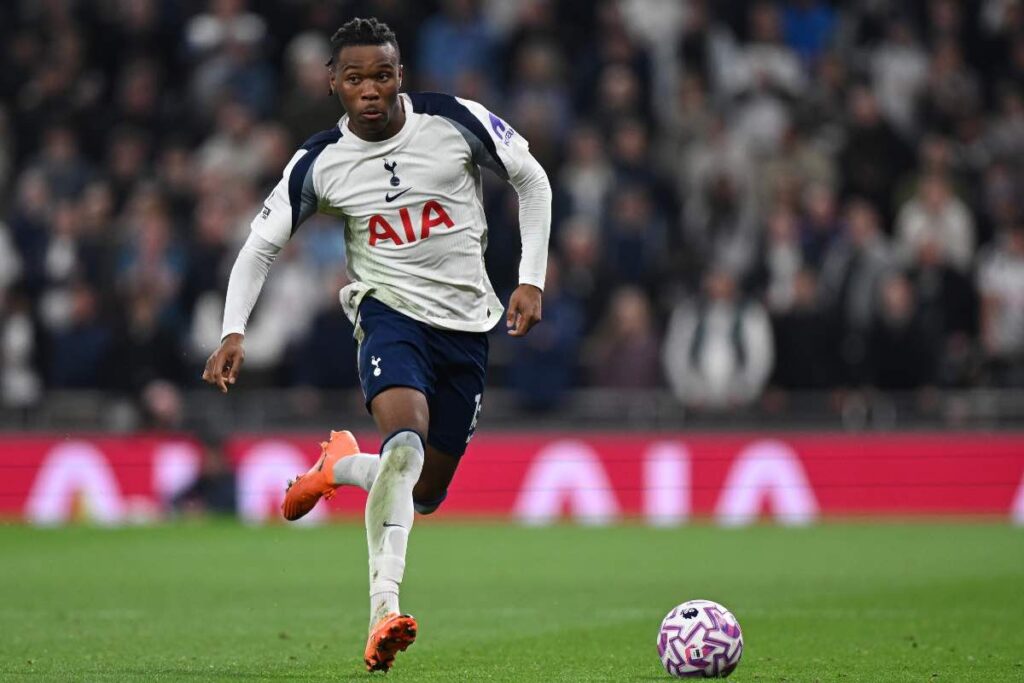 Destiny Udogie in azione con la maglia del Tottenham durante una partita di Premier League.