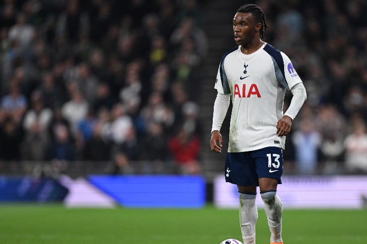 Destiny Udogie corre con il pallone durante una partita del Tottenham in Premier League.