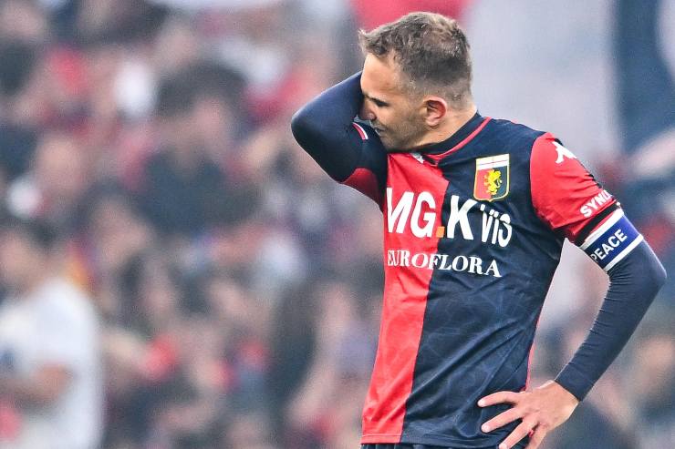 Domenico Criscito del Genoa mostra delusione durante una partita di Serie A.