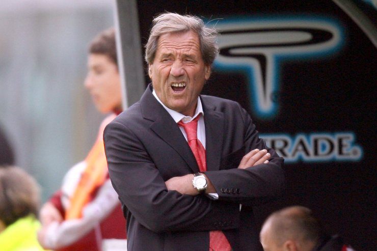 Giovanni Galeone in panchina nel novembre 2006, con espressione concentrata e atteggiamento critico durante una partita.