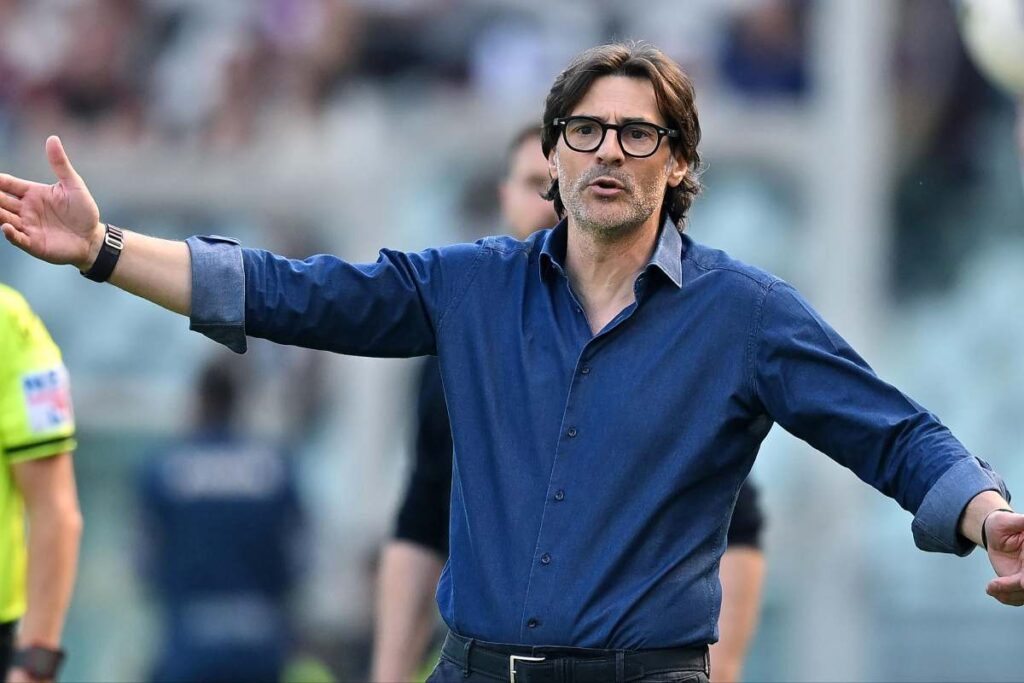 Paolo Vanoli, ex allenatore del Torino, impartisce indicazioni dalla panchina durante una partita di Serie A.