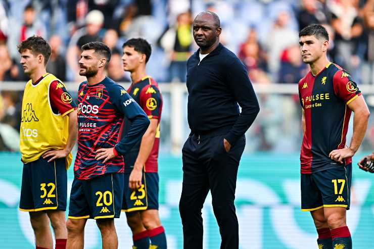 Patrick Vieira osserva i suoi giocatori del Genoa durante una partita di Serie A 2025/26.