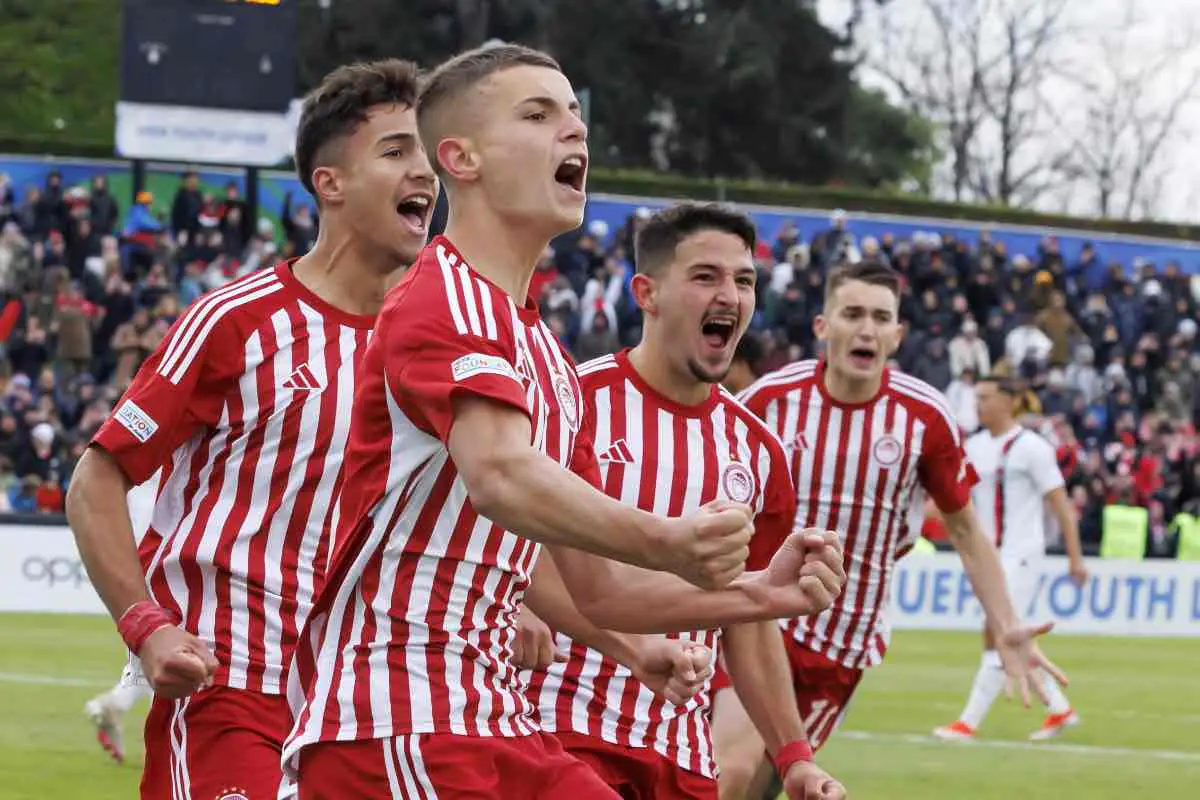 Milan, Christos Mouzakitis in campo con l'Olympiacos