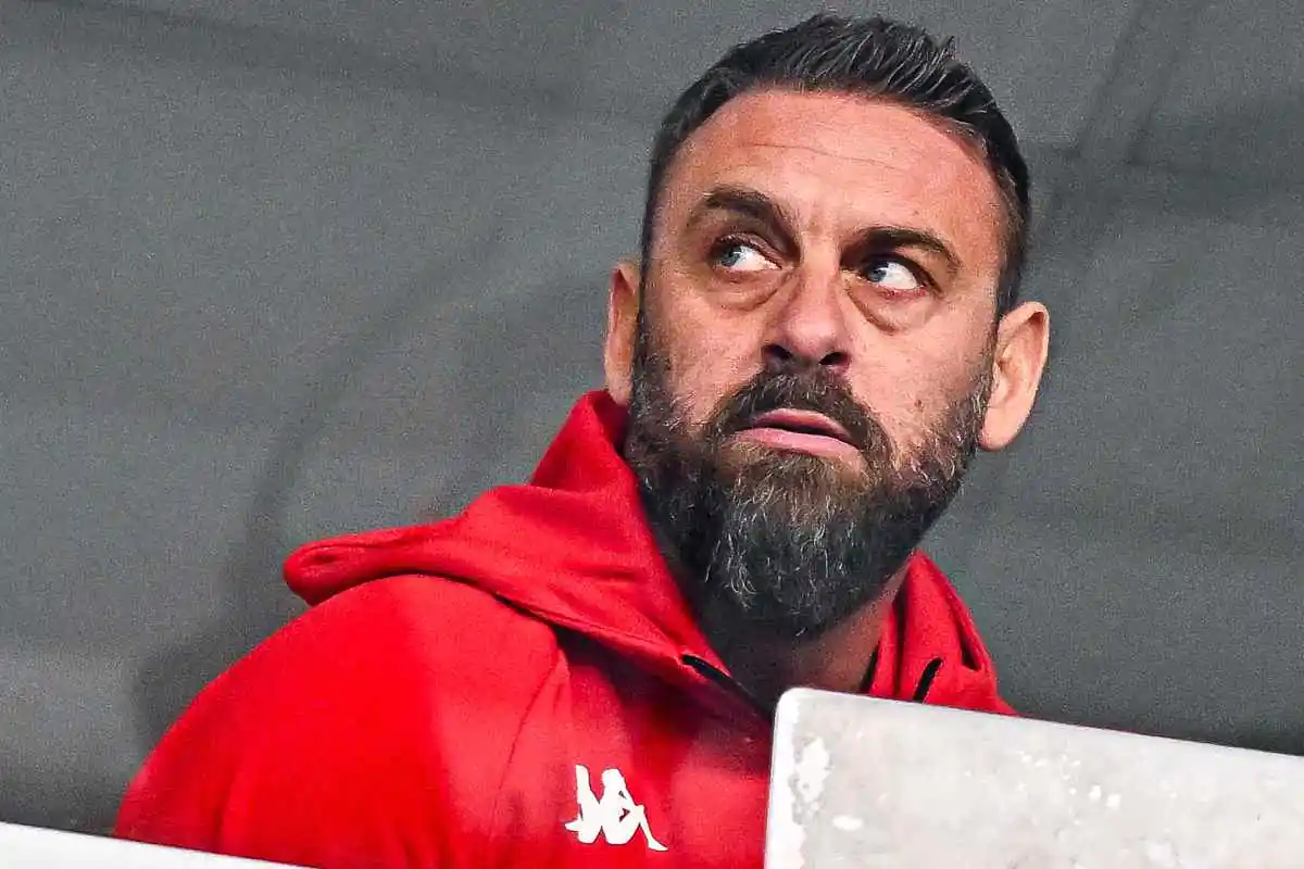 Daniele De Rossi guarda in tribuna la partita tra Genoa e Fiorentina