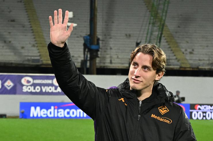 Edoardo Bove saluta i tifosi allo stadio Artemio Franchi prima di una partita di campionato